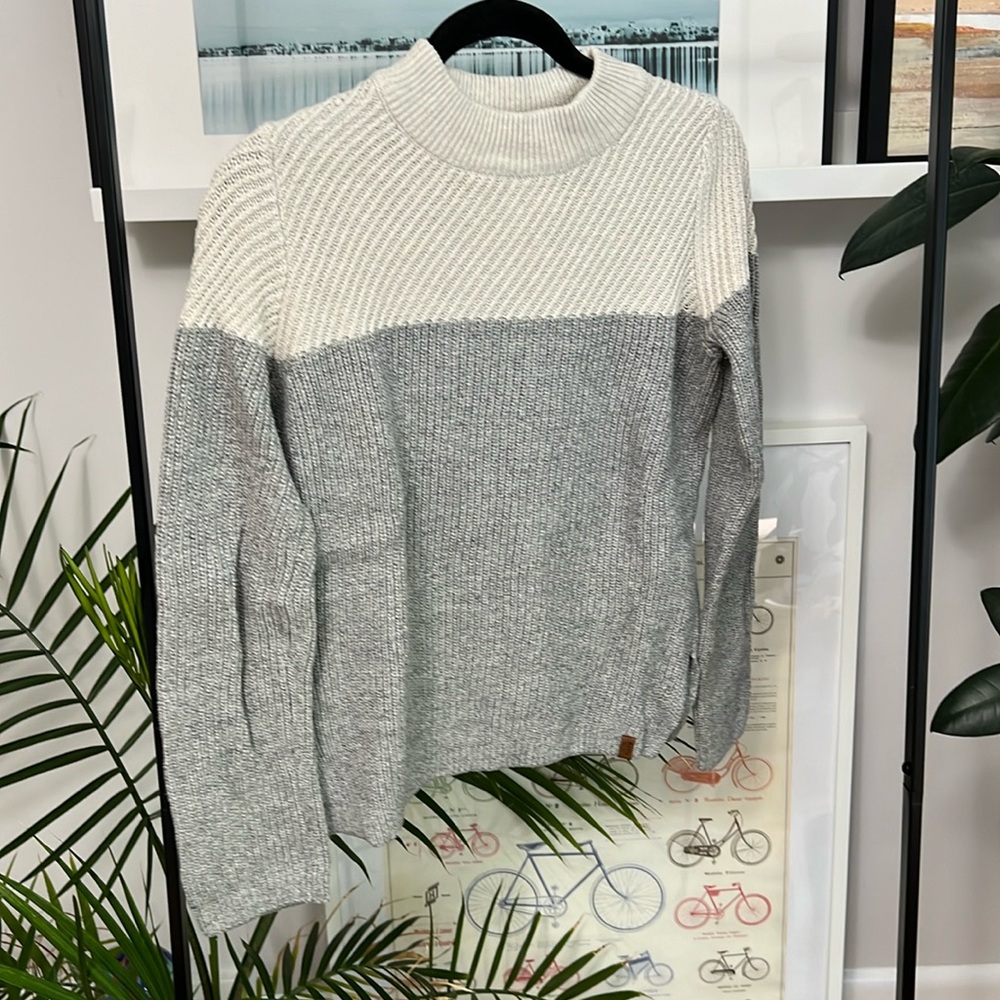 Super cozy Roots sweater